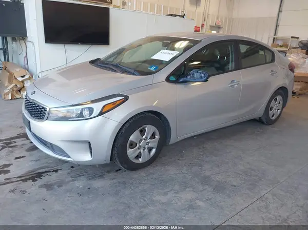 3KPFK4A78JE280699 2018 KIA FORTE - Image 2
