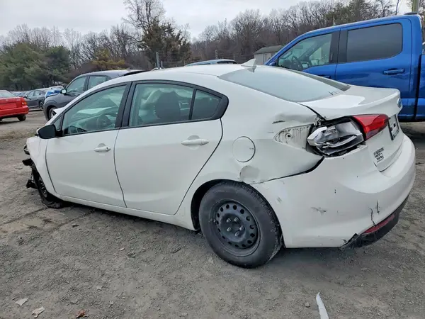 3KPFK4A78JE280959 2018 KIA FORTE - Image 2
