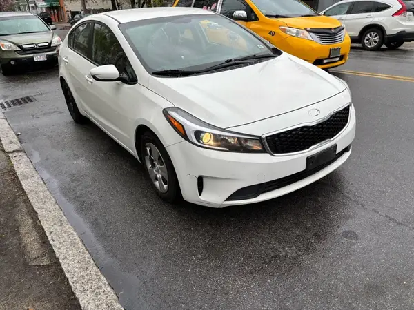 3KPFK4A78JE283327 2018 KIA FORTE - Image 1