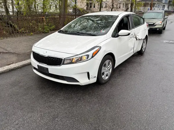 3KPFK4A78JE283327 2018 KIA FORTE - Image 2
