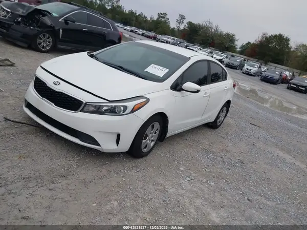 3KPFK4A78JE284820 2018 KIA FORTE - Image 2