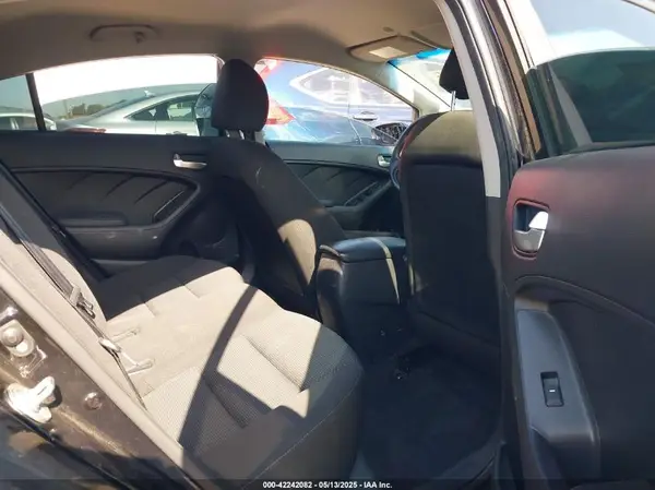3KPFK4A79HE018538 2017 KIA FORTE - Image 8