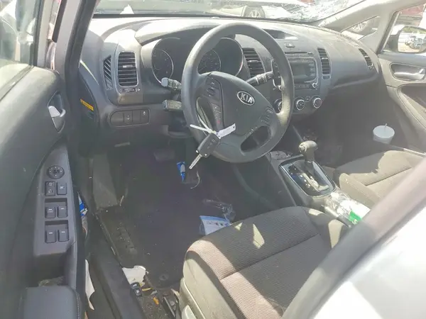 3KPFK4A79HE027059 2017 KIA FORTE - Image 8