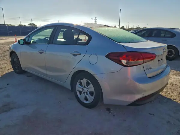 3KPFK4A79HE027580 2017 KIA FORTE - Image 2