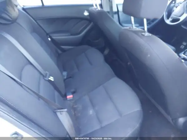 3KPFK4A79HE029197 2017 KIA FORTE - Image 8