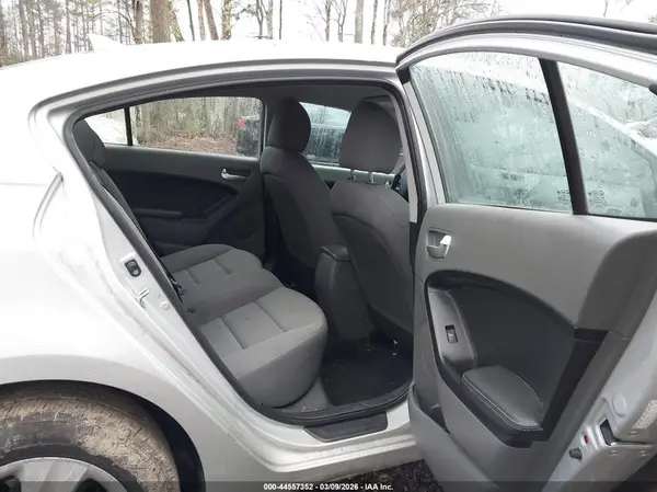 3KPFK4A79HE030334 2017 KIA FORTE - Image 8