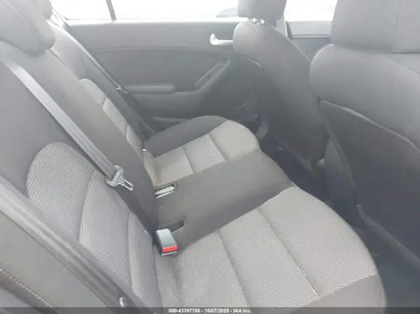 3KPFK4A79HE031032 2017 KIA FORTE - Image 8