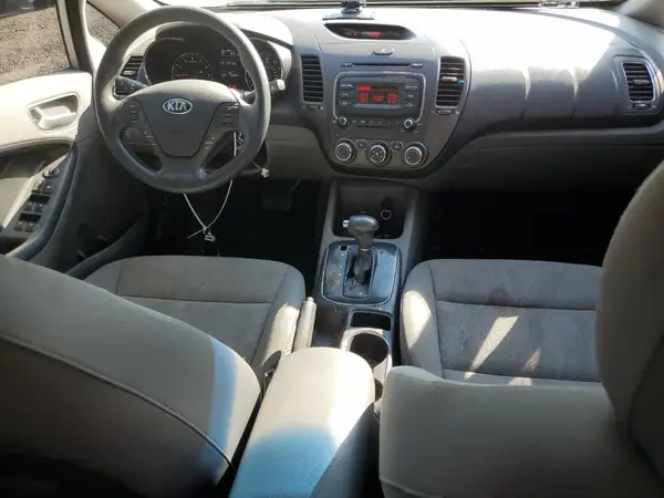 3KPFK4A79HE040135 2017 KIA FORTE - Image 8