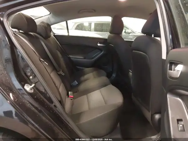 3KPFK4A79HE059428 2017 KIA FORTE - Image 8