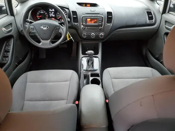 3KPFK4A79HE060370 2017 KIA FORTE - Image 8