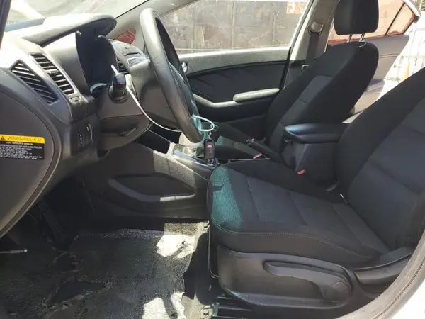 3KPFK4A79HE063625 2017 KIA FORTE - Image 8