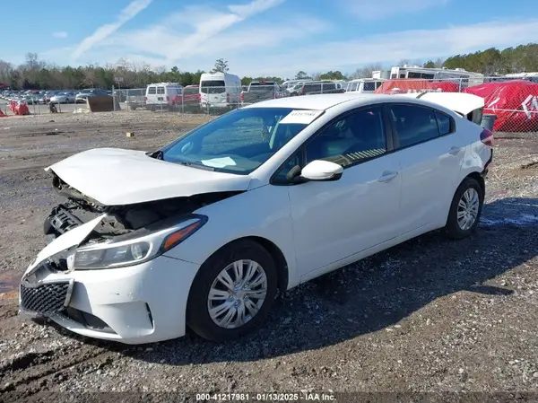 3KPFK4A79HE075662 2017 KIA FORTE - Image 2