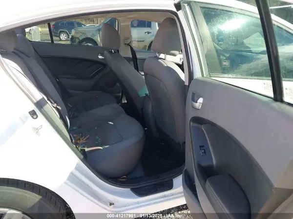 3KPFK4A79HE075662 2017 KIA FORTE - Image 8