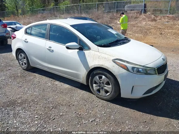 3KPFK4A79HE076858 2017 KIA FORTE - Image 1
