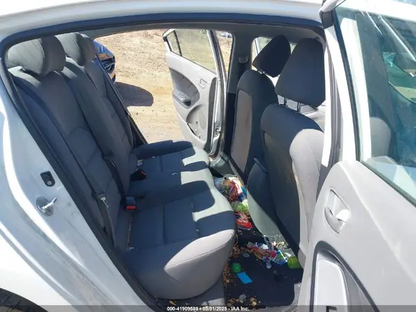 3KPFK4A79HE076858 2017 KIA FORTE - Image 8