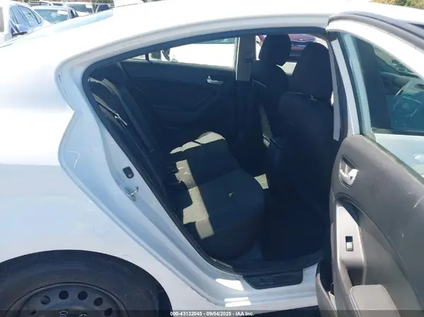 3KPFK4A79HE077038 2017 KIA FORTE - Image 8