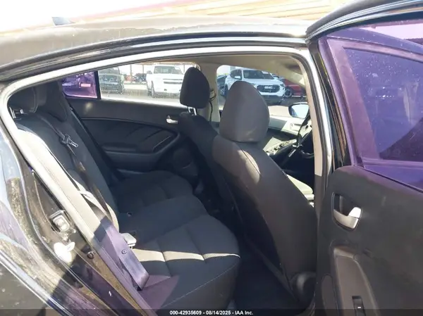 3KPFK4A79HE085415 2017 KIA FORTE - Image 8