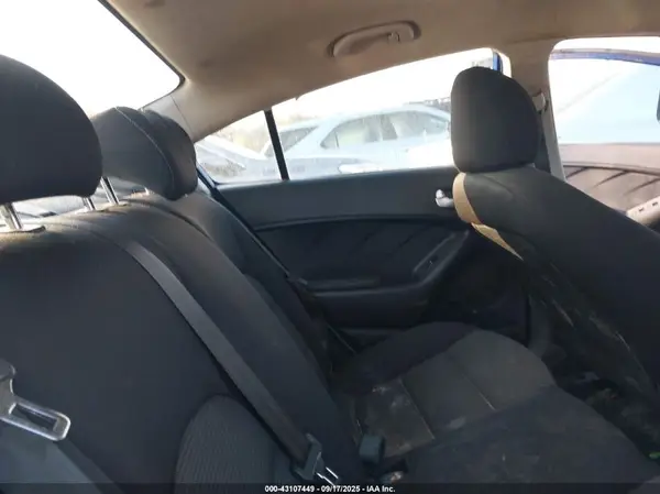 3KPFK4A79HE087018 2017 KIA FORTE - Image 8