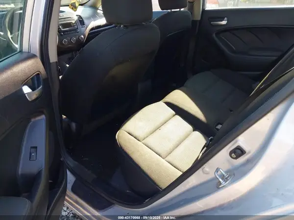 3KPFK4A79HE101323 2017 KIA FORTE - Image 8