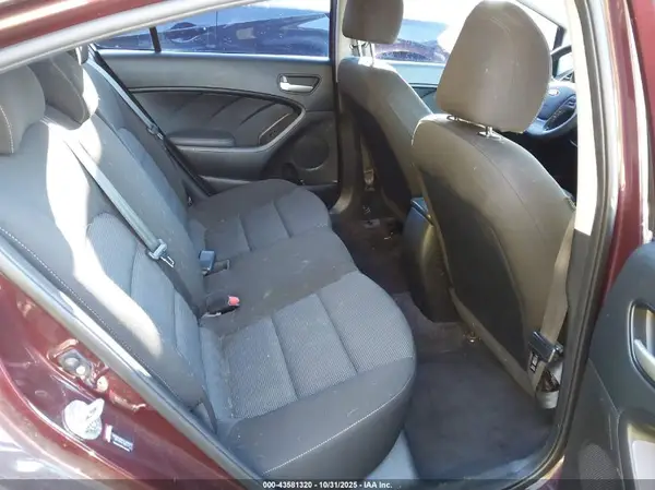 3KPFK4A79HE121572 2017 KIA FORTE - Image 8