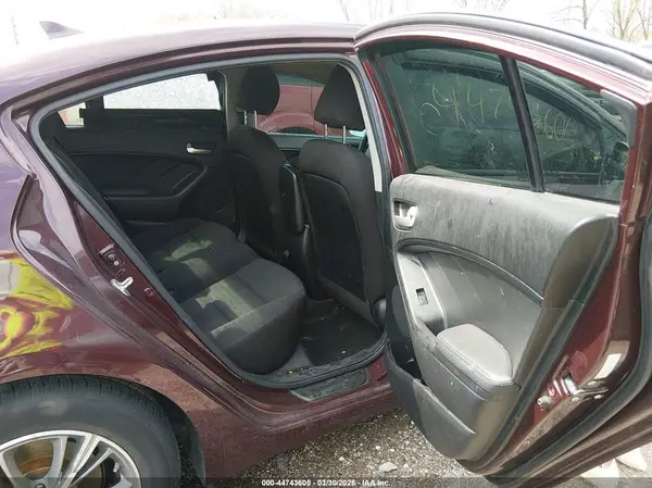 3KPFK4A79HE127646 2017 KIA FORTE - Image 8