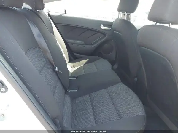 3KPFK4A79HE156869 2017 KIA FORTE - Image 8