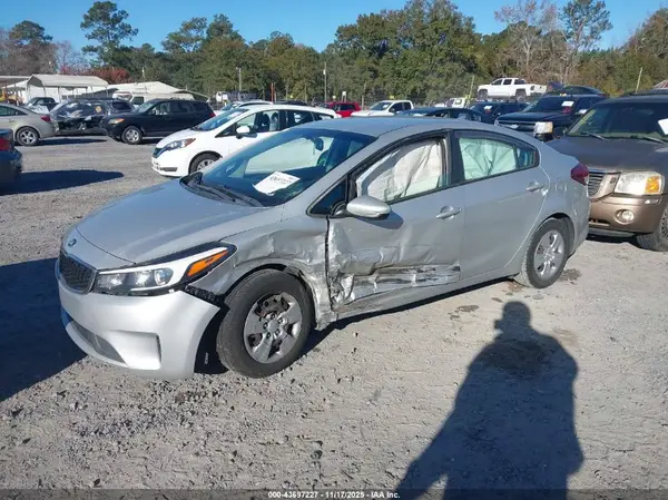 3KPFK4A79HE161179 2017 KIA FORTE - Image 2