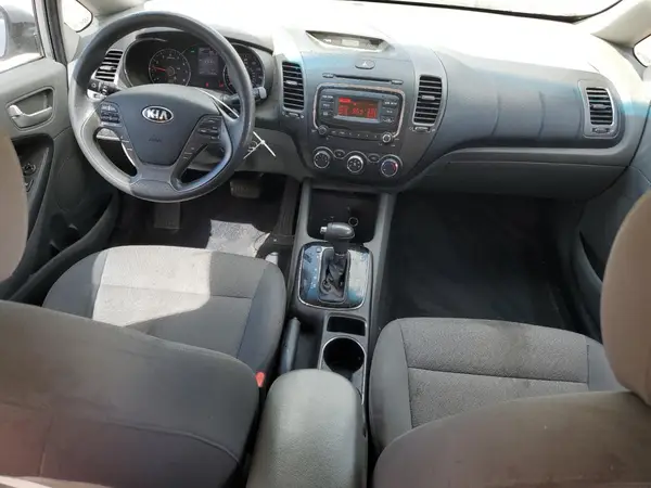 3KPFK4A79JE175752 2018 KIA FORTE - Image 8