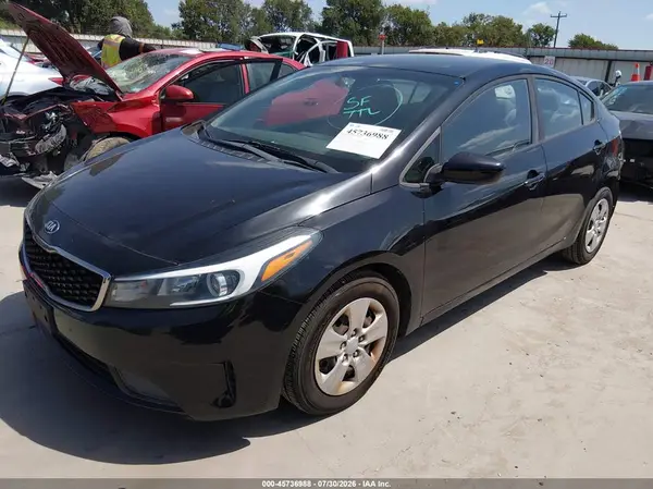 3KPFK4A79JE181325 2018 KIA FORTE - Image 2