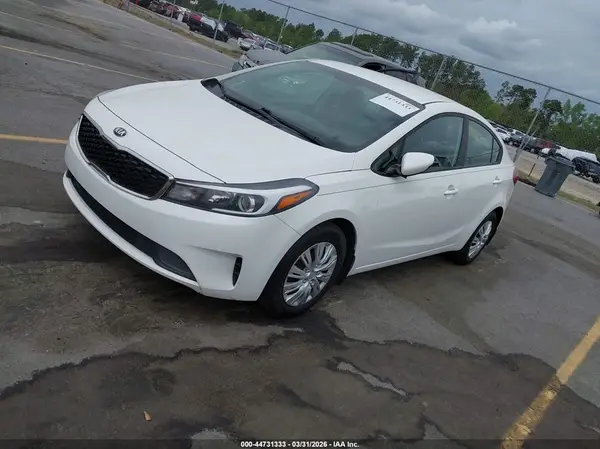 3KPFK4A79JE184354 2018 KIA FORTE - Image 2