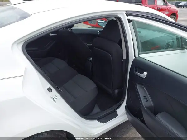 3KPFK4A79JE184354 2018 KIA FORTE - Image 8