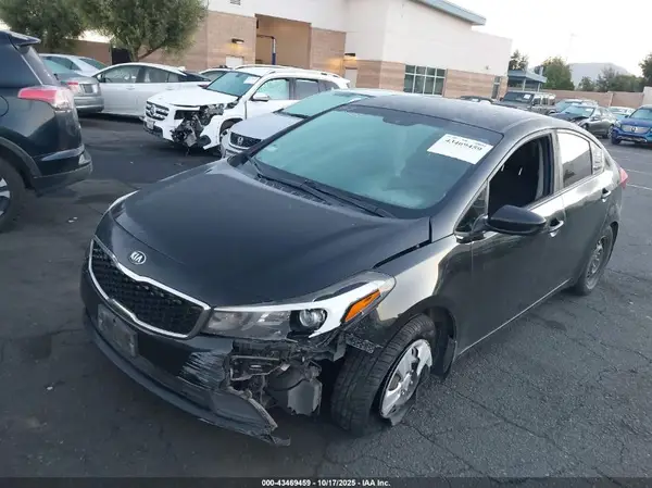 3KPFK4A79JE184676 2018 KIA FORTE - Image 2