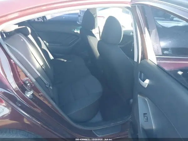 3KPFK4A79JE187464 2018 KIA FORTE - Image 8