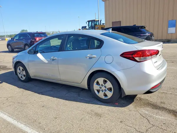 3KPFK4A79JE192700 2018 KIA FORTE - Image 2