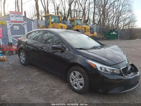3KPFK4A79JE195760 2018 KIA FORTE - Image 1