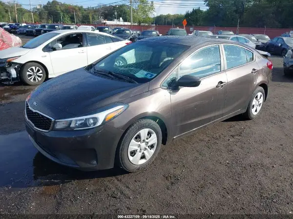 3KPFK4A79JE197248 2018 KIA FORTE - Image 2