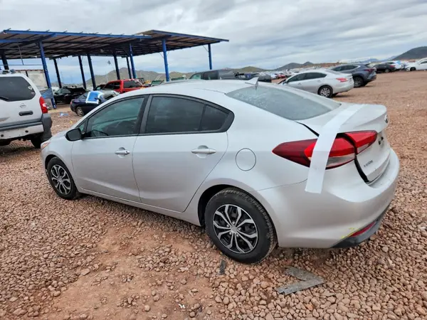 3KPFK4A79JE202495 2018 KIA FORTE - Image 2