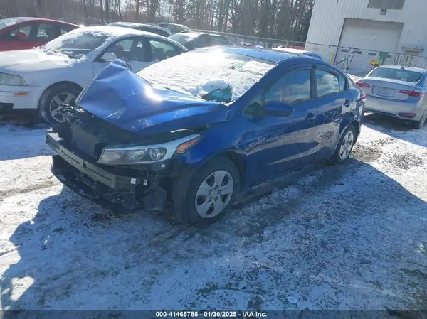 3KPFK4A79JE203985 2018 KIA FORTE - Image 2