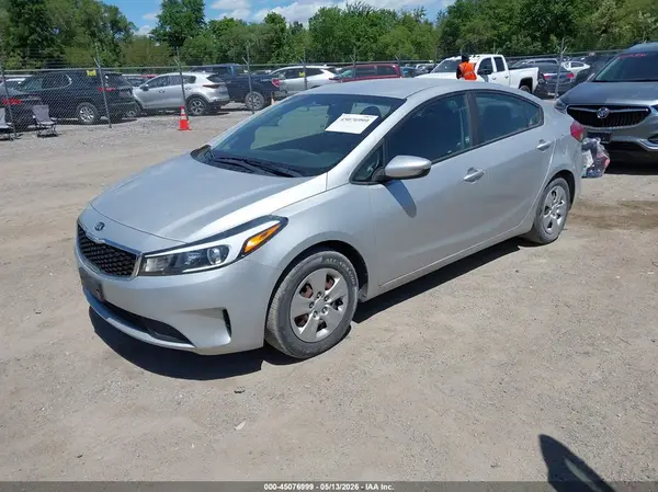 3KPFK4A79JE205929 2018 KIA FORTE - Image 2