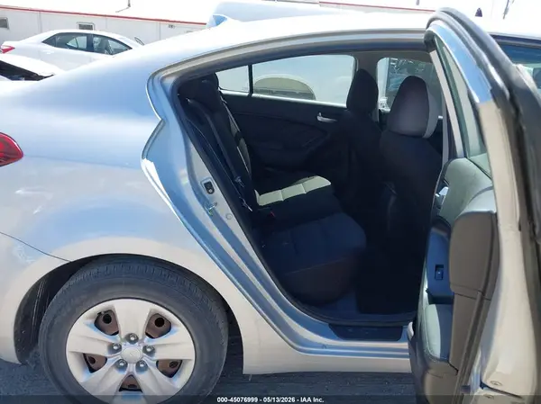 3KPFK4A79JE205929 2018 KIA FORTE - Image 8