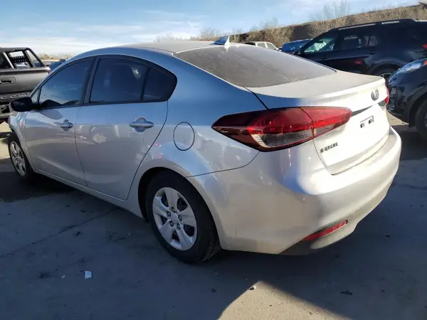 3KPFK4A79JE209396 2018 KIA FORTE - Image 2