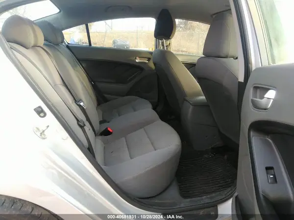 3KPFK4A79JE210080 2018 KIA FORTE - Image 8
