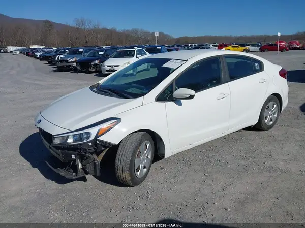 3KPFK4A79JE211813 2018 KIA FORTE - Image 2