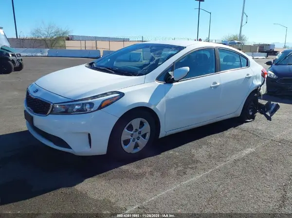 3KPFK4A79JE214436 2018 KIA FORTE - Image 2
