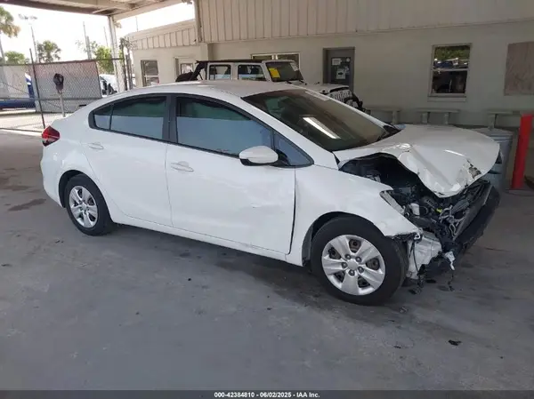 3KPFK4A79JE218406 2018 KIA FORTE - Image 1