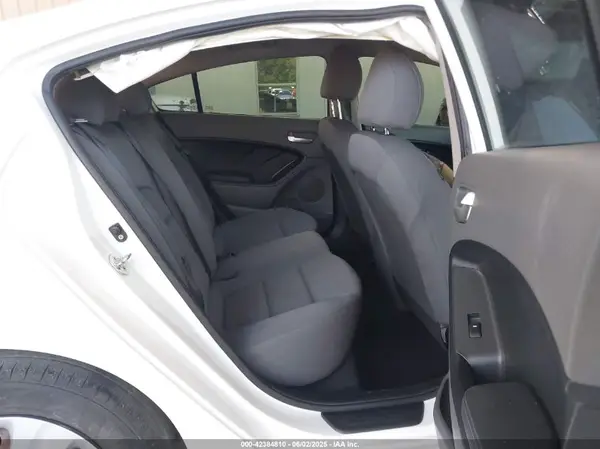 3KPFK4A79JE218406 2018 KIA FORTE - Image 8