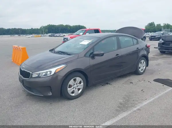 3KPFK4A79JE219703 2018 KIA FORTE - Image 2