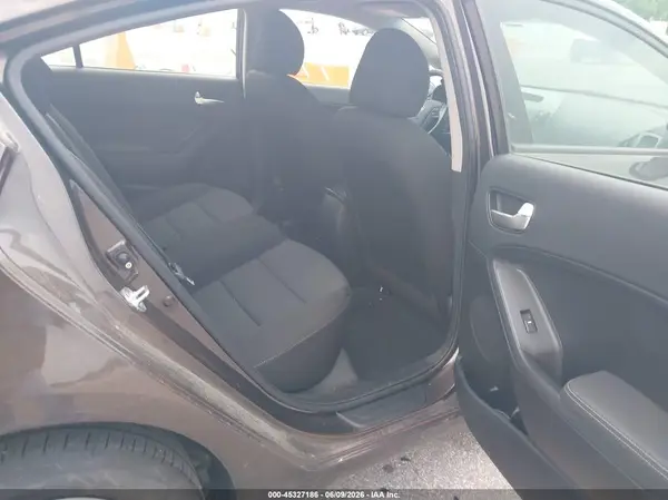 3KPFK4A79JE219703 2018 KIA FORTE - Image 8