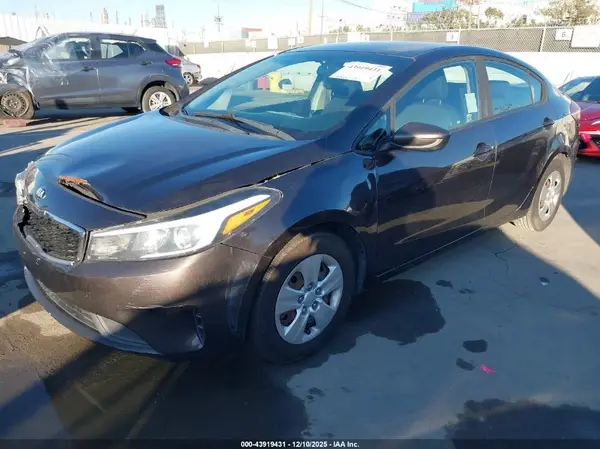 3KPFK4A79JE220883 2018 KIA FORTE - Image 2