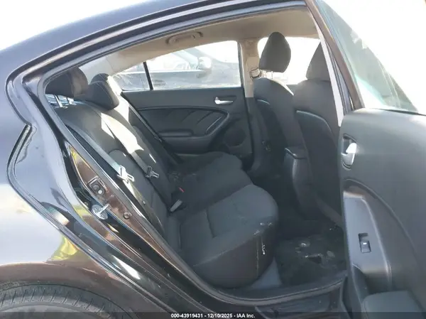 3KPFK4A79JE220883 2018 KIA FORTE - Image 8